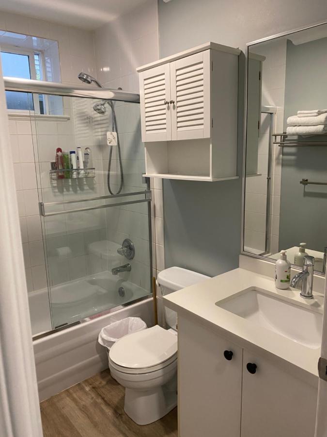 Jane'S Cozy Suite Surrey Bagian luar foto