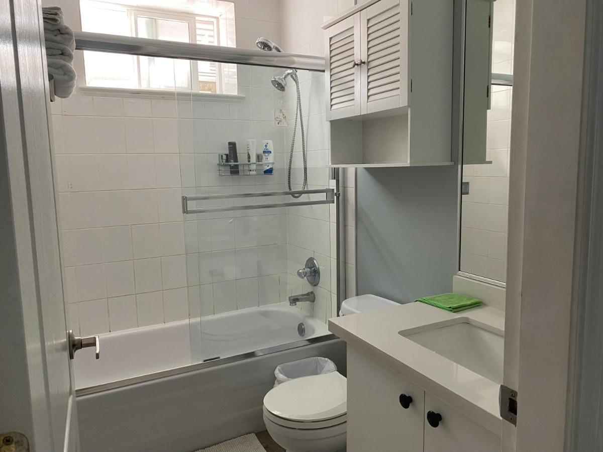 Jane'S Cozy Suite Surrey Bagian luar foto