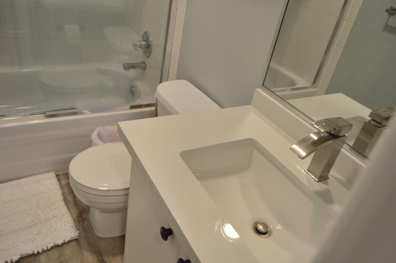 Jane'S Cozy Suite Surrey Bagian luar foto